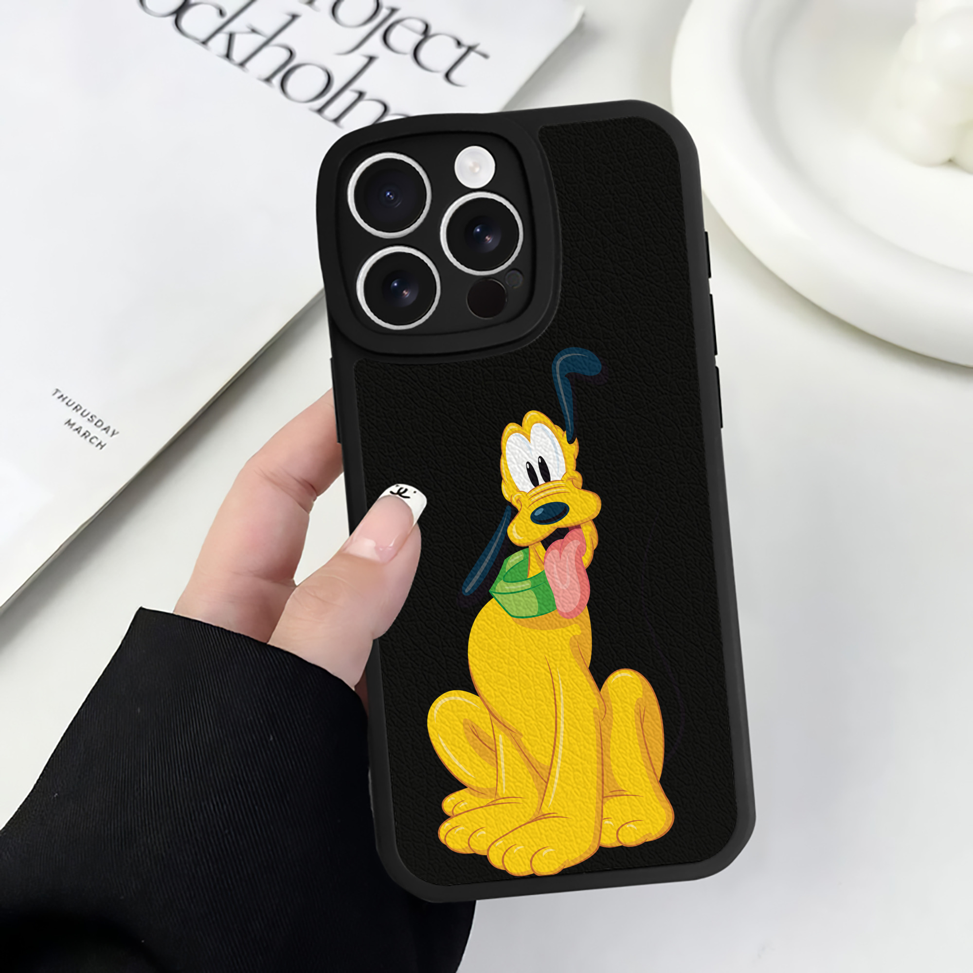 （画像用） ミッキーマウス Mickey Mouse 【iPhone 16シリーズ対応】シリコンスマホケース（レザー調） 材質：シリコン